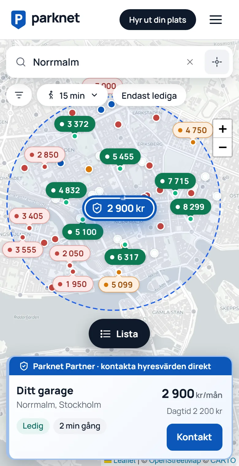 Sökning i mobilen på parknet.se för Norrmalm: garaget märkt Parknet Partner, framhävt på kartan med sitt kort längst ned